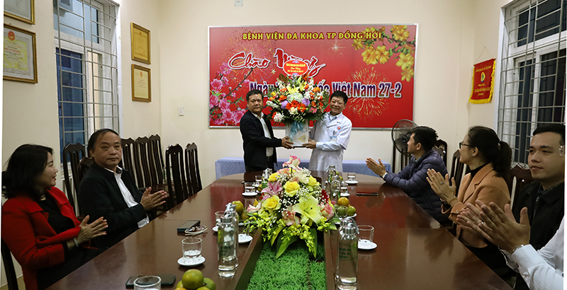 Bí thư Thành ủy Đồng Hới thăm cơ sở y tế nhân Ngày Thầy thuốc Việt Nam 27/2