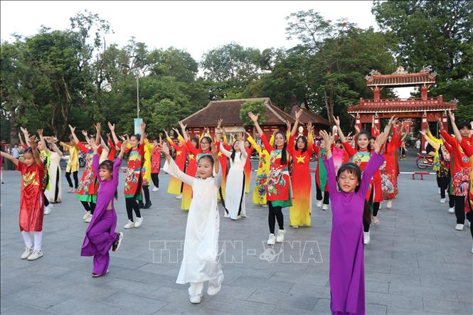 Phát động 'Tuần lễ Áo dài' diễn ra từ ngày 1-8/3