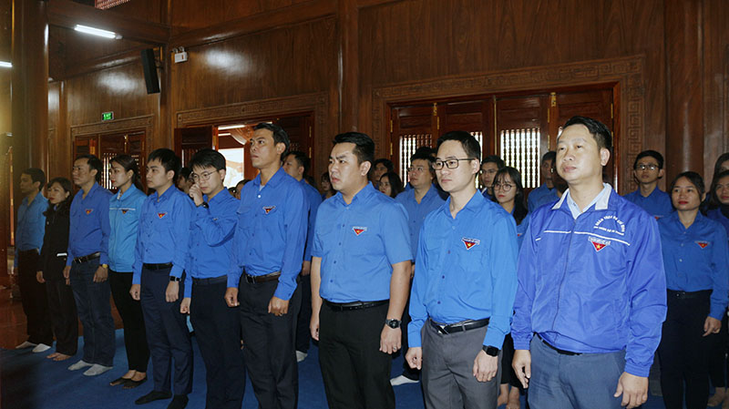Đoàn khối các cơ quan tỉnh dâng hương tại Đền thờ Bác Hồ và các Anh hùng liệt sỹ
