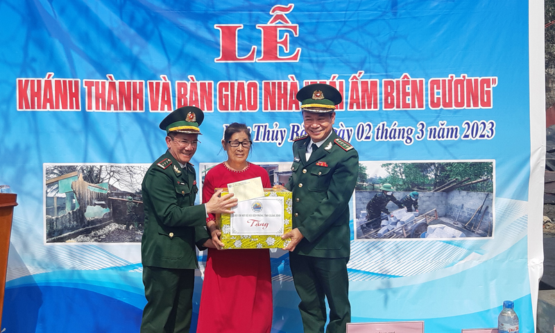 Bàn giao nhà "Mái ấm biên cương" cho gia đình chính sách