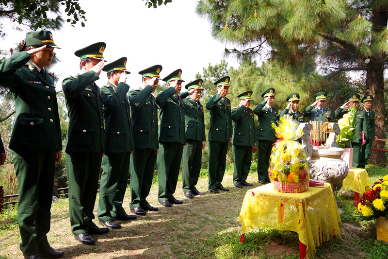 Bộ đội Biên phòng tỉnh tổ chức dâng hương nhân kỷ niệm ngày truyền thống