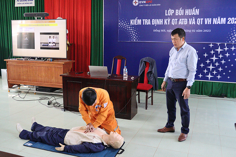 Gần 400 cán bộ, công nhân viên kiểm tra sát hạch kiến thức an toàn điện