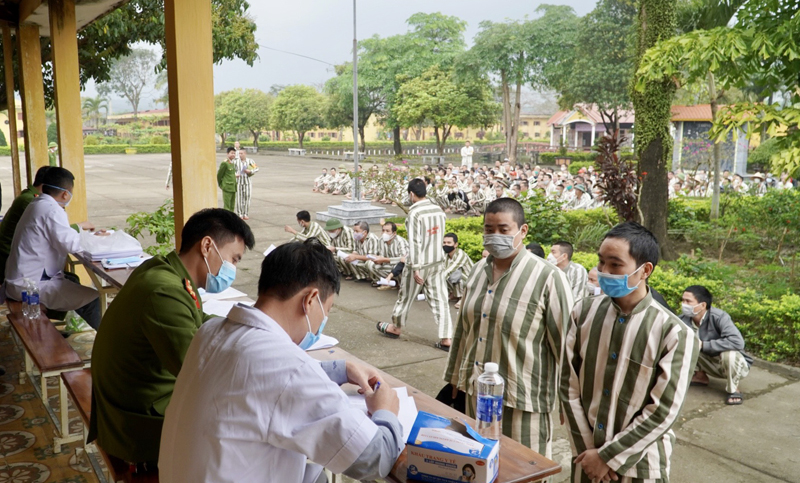 Khám sàng lọc bệnh lao cho phạm nhân