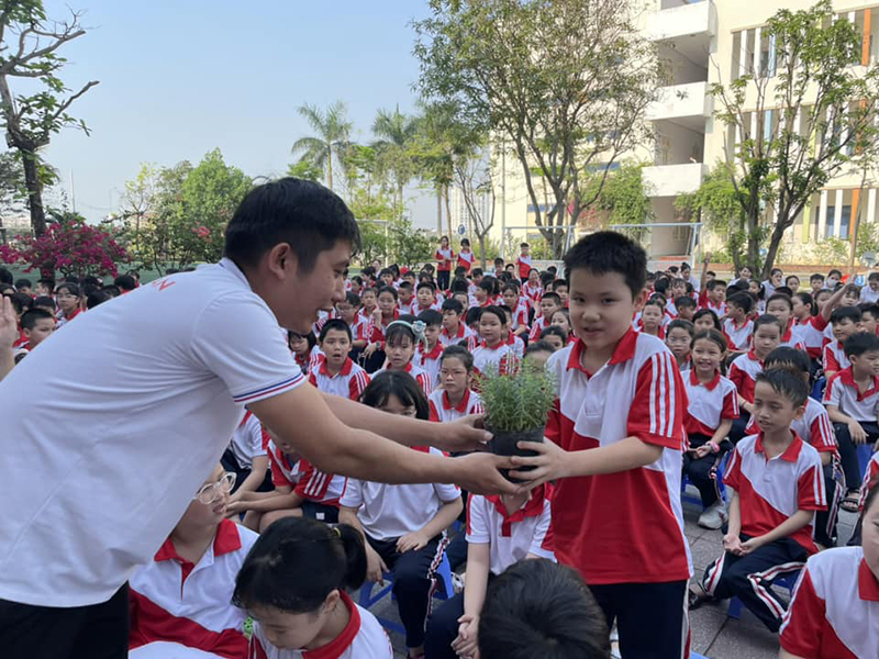 Ngày hội "Đổi phế liệu, đổi pin lấy cây xanh"