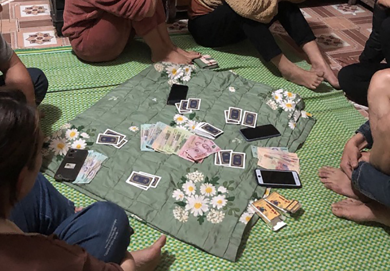 Tạm giữ hình sự 5 đối tượng đánh bạc