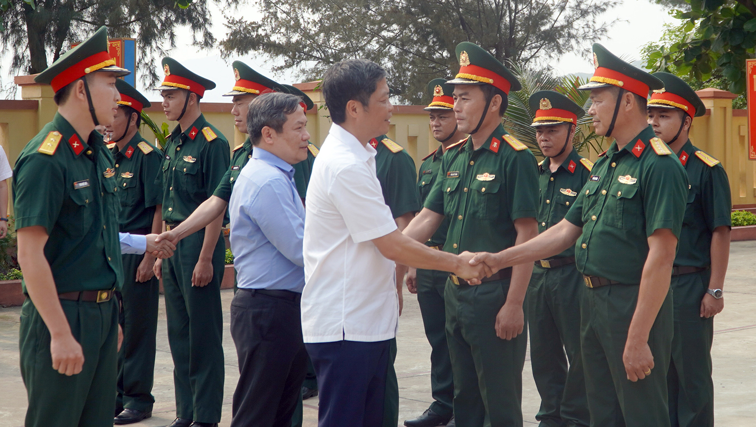 Đồng chí Trưởng ban Kinh tế Trung ương thăm, làm việc với các đơn vị tại cảng Hòn La
