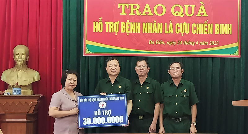 Tặng quà cho cựu chiến binh có hoàn cảnh đặc biệt khó khăn