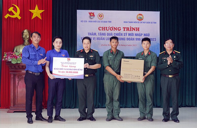 Thăm, tặng quà chiến sĩ mới và Trung đoàn 996
