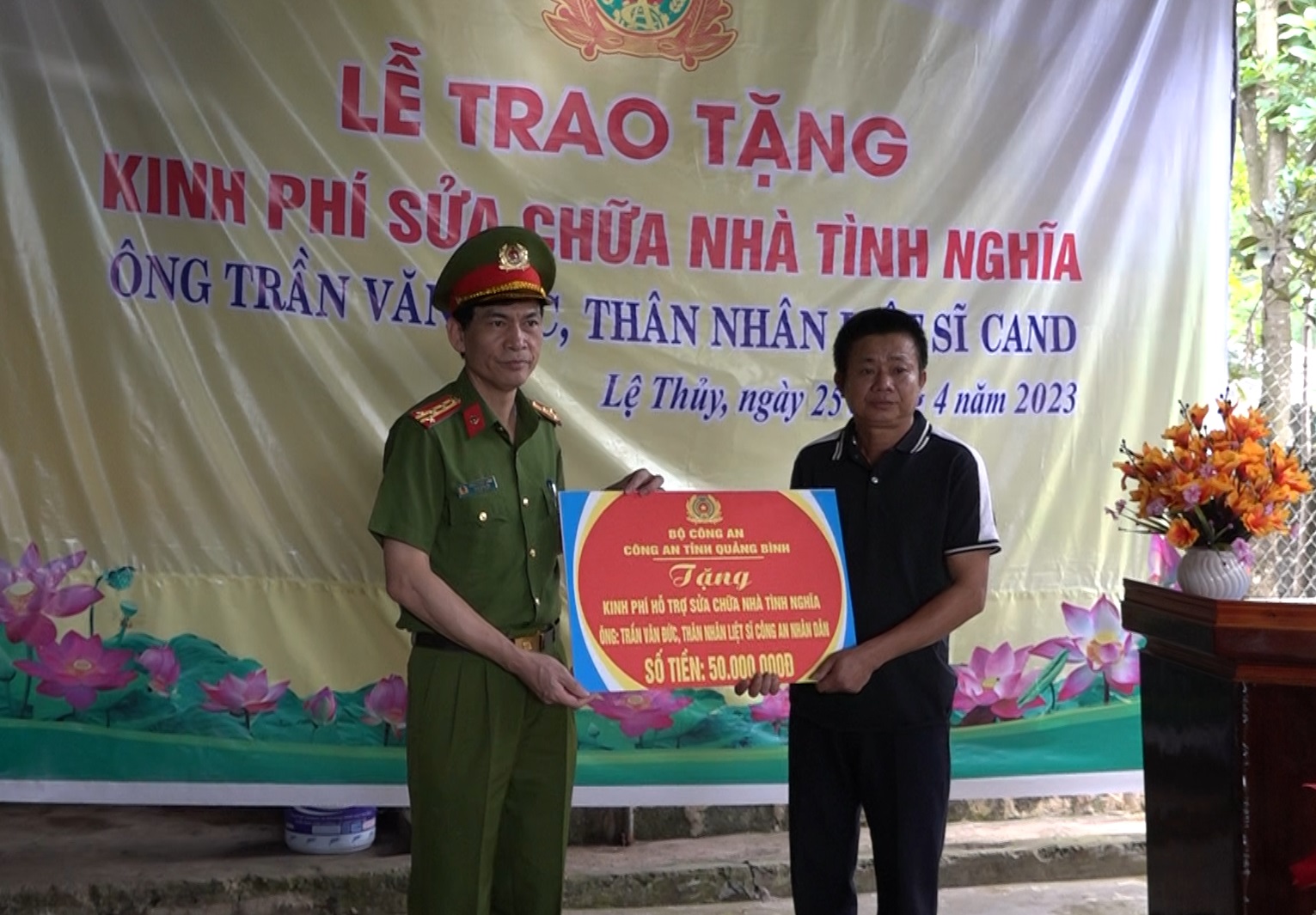Trao kinh phí sửa chữa nhà tình nghĩa cho thân nhân liệt sĩ Công an nhân dân