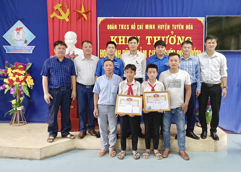 Huyện đoàn Tuyên Hóa: Khen thưởng 2 học sinh cứu người bị đuối nước