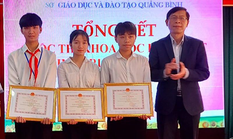 Học sinh vùng cao đam mê khoa học