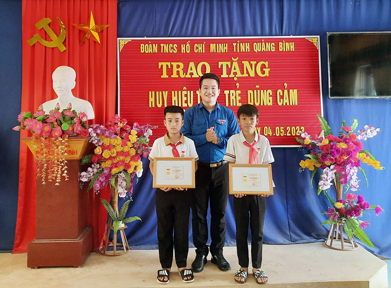 Trao Huy hiệu "Tuổi trẻ dũng cảm" cho 2 học sinh cứu người bị đuối nước