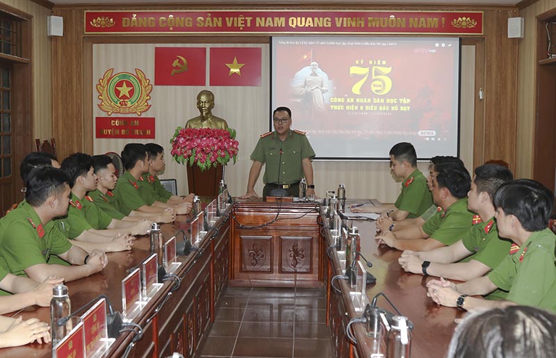 "Rèn cán, luyện quân"