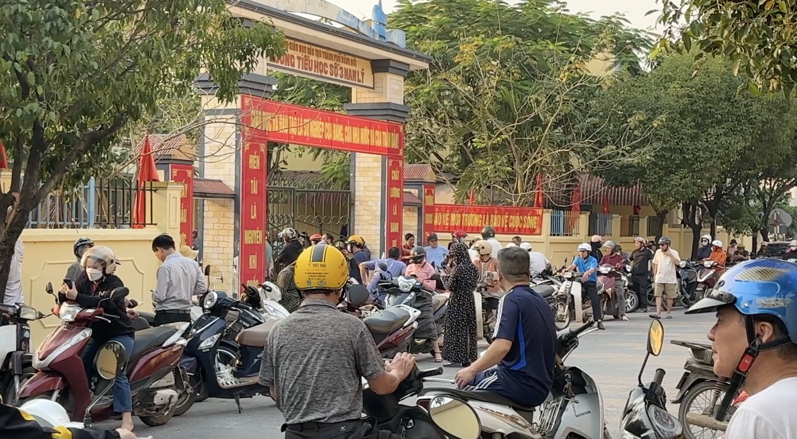 Lộn xộn trước cổng Trường tiểu học số 3 Nam Lý