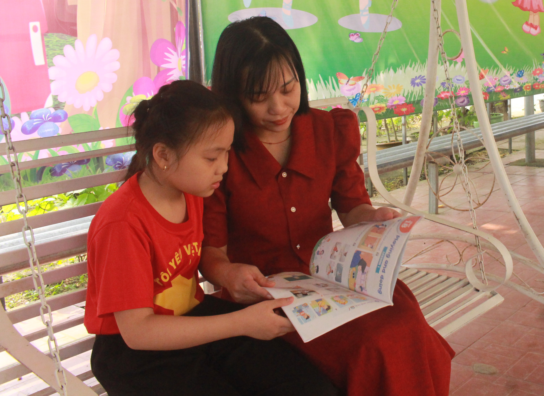 Cô bé vùng cao mê học tiếng Anh
