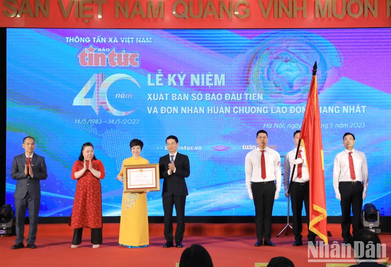 Báo Tin tức đón nhận Huân chương Lao động hạng Nhất nhân 40 năm thành lập