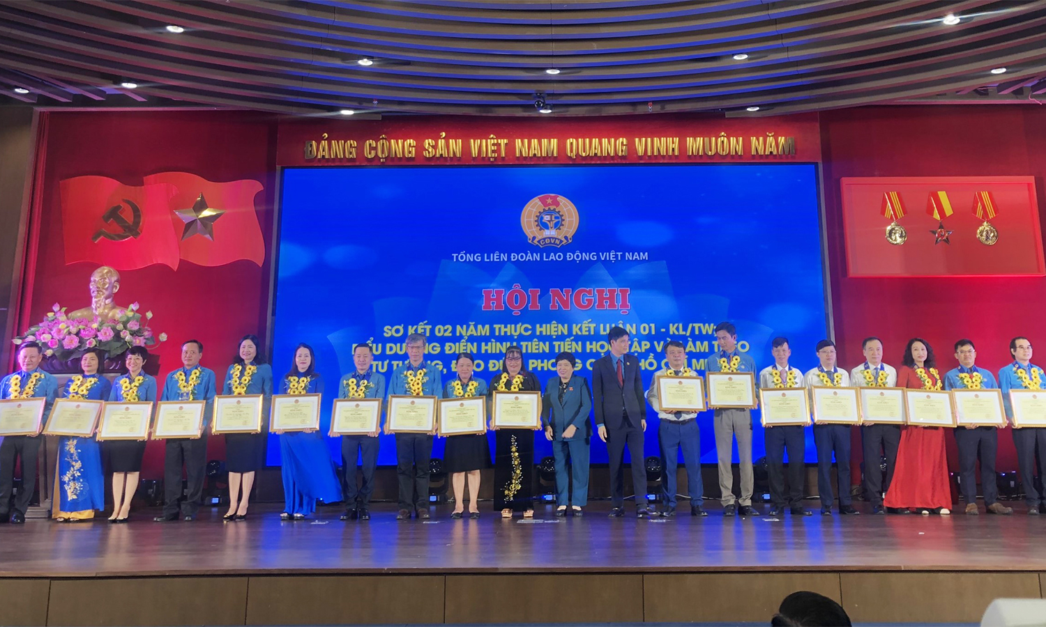 Quảng Bình có 1 tập thể và 1 cá nhân được Tổng LĐLĐ Việt Nam biểu dương điển hình tiên tiến về học tập và làm theo Bác