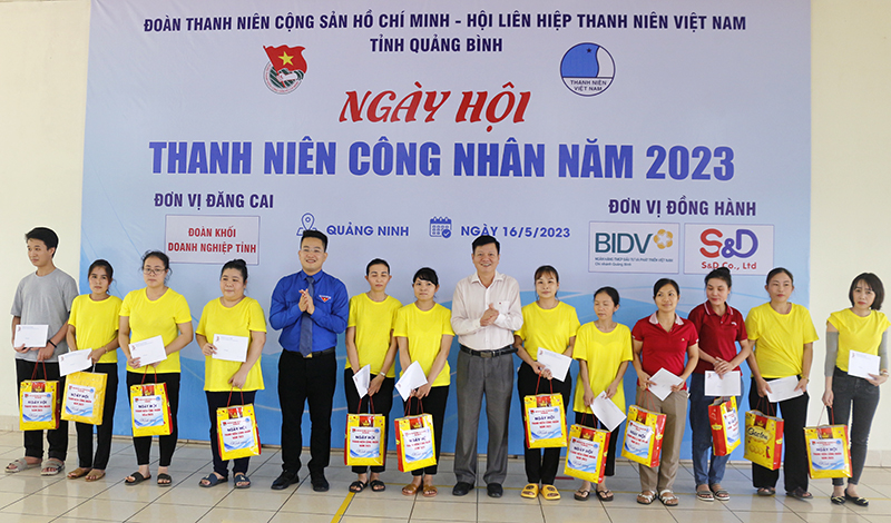 Trao 40 suất quà cho thanh niên công nhân Công ty TNHH S&amp;D Quảng Bình