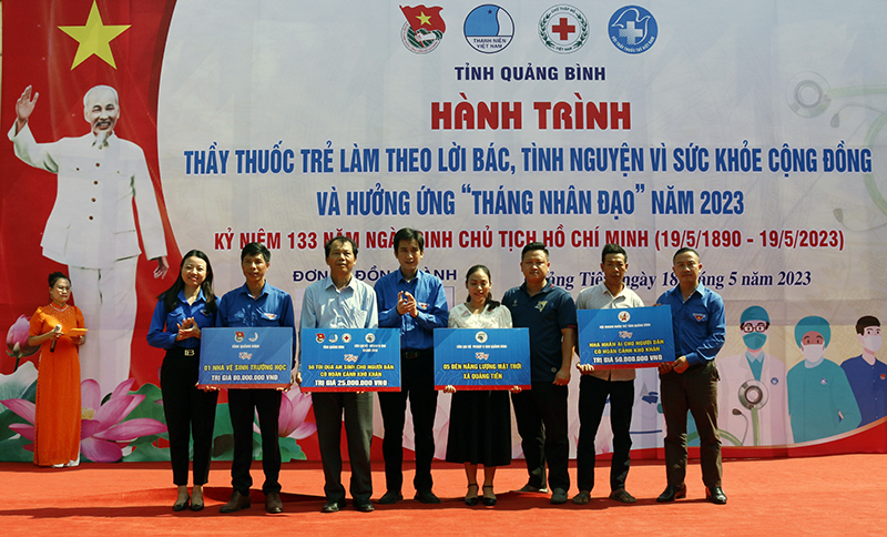 Trao nhiều công trình, phần quà ý nghĩa cho người dân nghèo xã Quảng Tiến