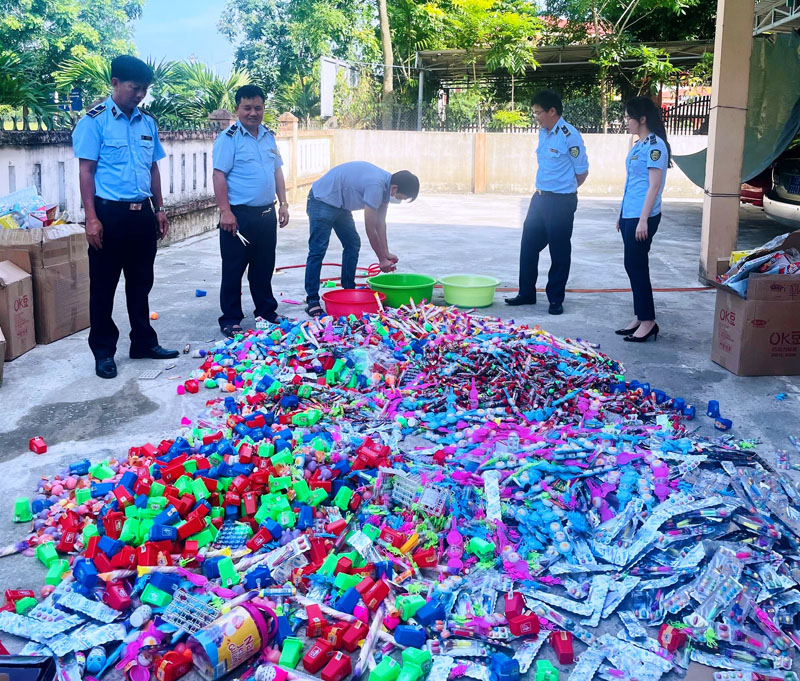 Tiêu hủy hơn 7.200 sản phẩm nhập lậu, giả mạo nhãn hiệu