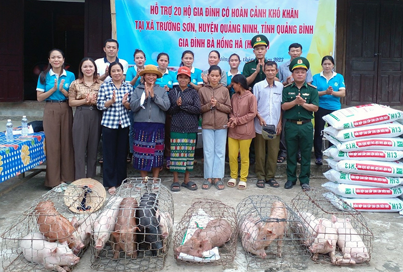 Trao tặng mô hình sinh kế cho phụ nữ dân tộc thiểu số
