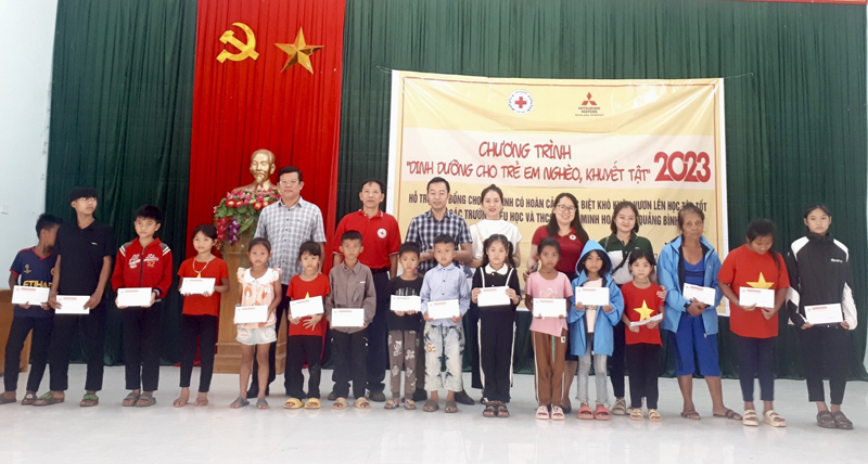 Trao tặng học bổng cho học sinh nghèo ở huyện Minh Hóa