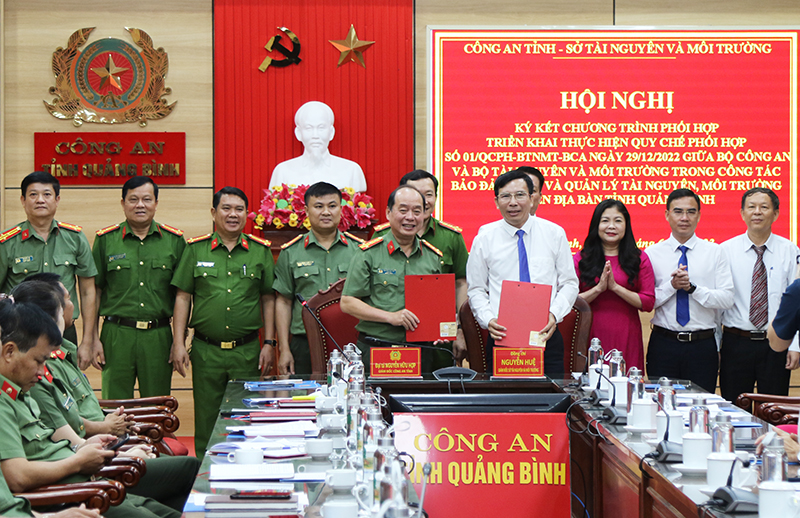 Ký kết chương trình phối hợp bảo đảm an ninh trật tự và quản lý tài nguyên, môi trường