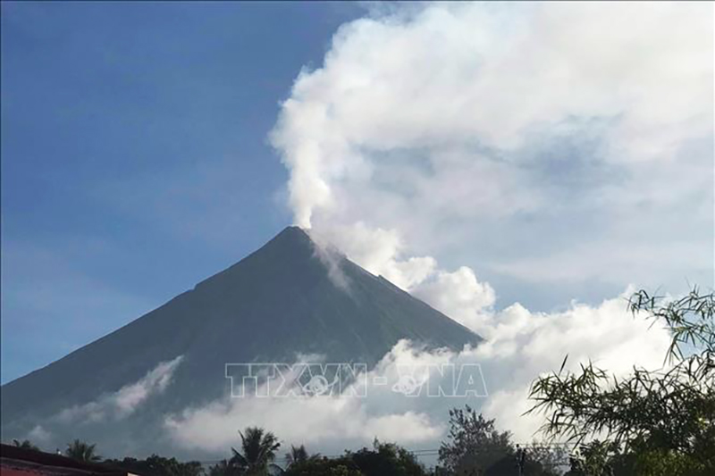 Philippines sơ tán hàng nghìn người đề phòng núi lửa Mayon phun trào