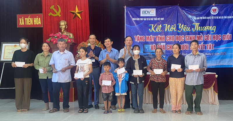 Trao quà cho học sinh mồ côi và học sinh khuyết tật