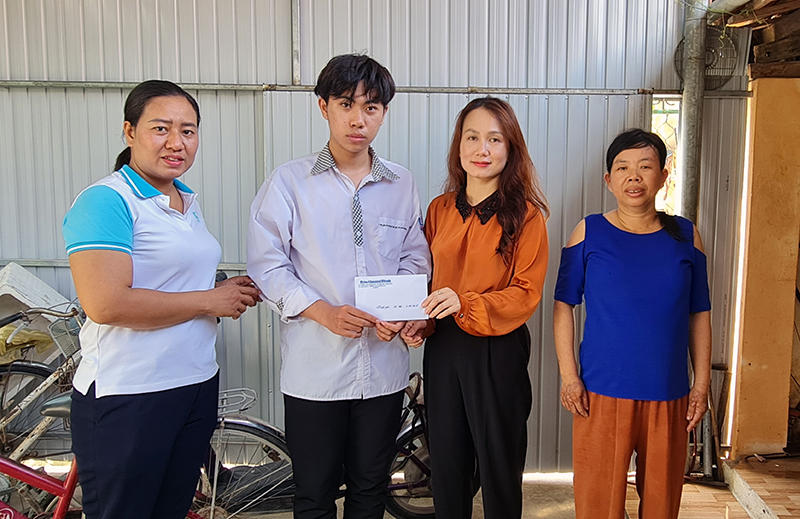 Trao tiền hỗ trợ cho nhân vật trong chuyên mục "Cảnh đời"