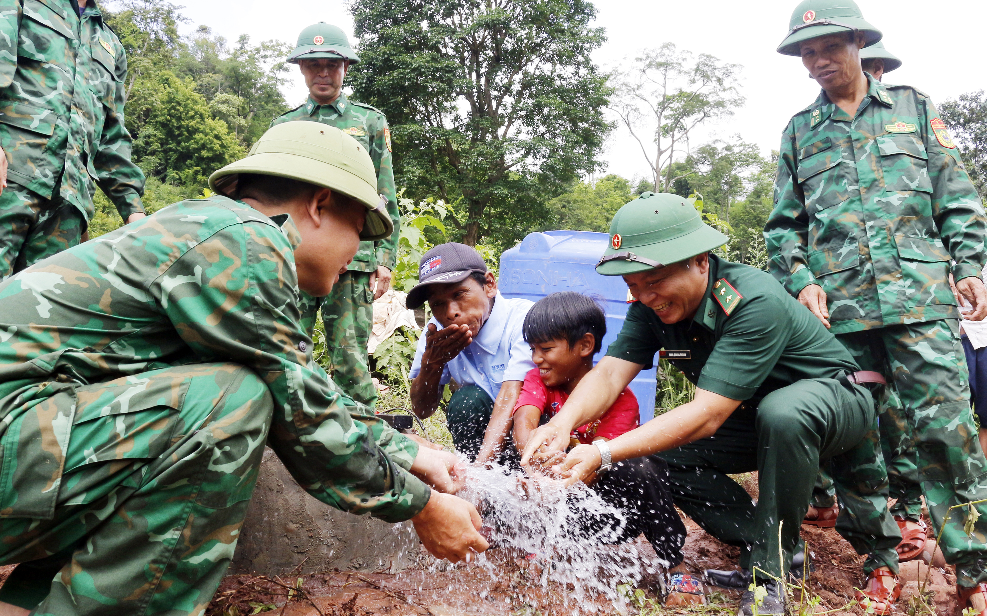 Đưa nước về cho dân bản