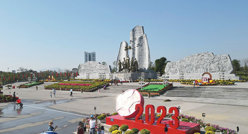 "Bác vẫn cùng chúng cháu hành quân"