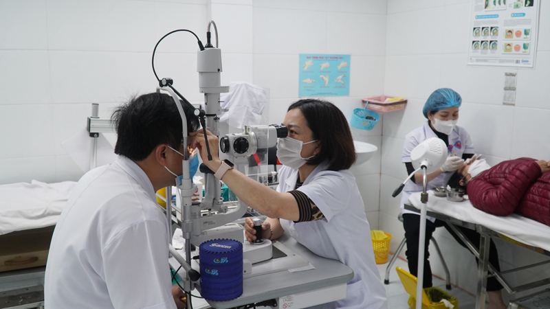 Bài 2: "Loạn" khám sức khỏe