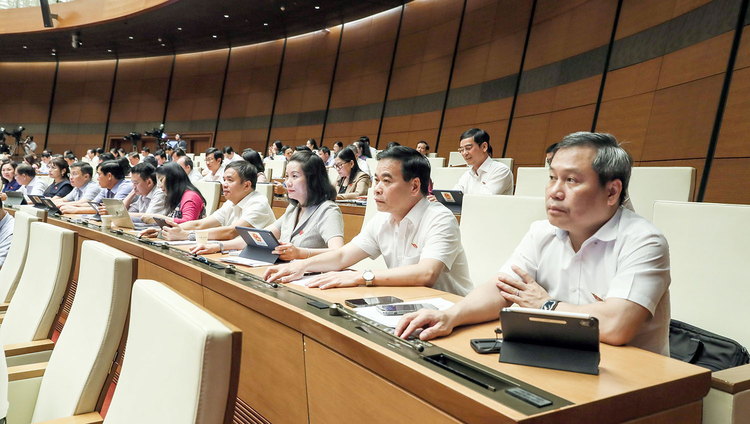 Đại biểu Quốc hội thảo luận và biểu quyết thông qua các nghị quyết