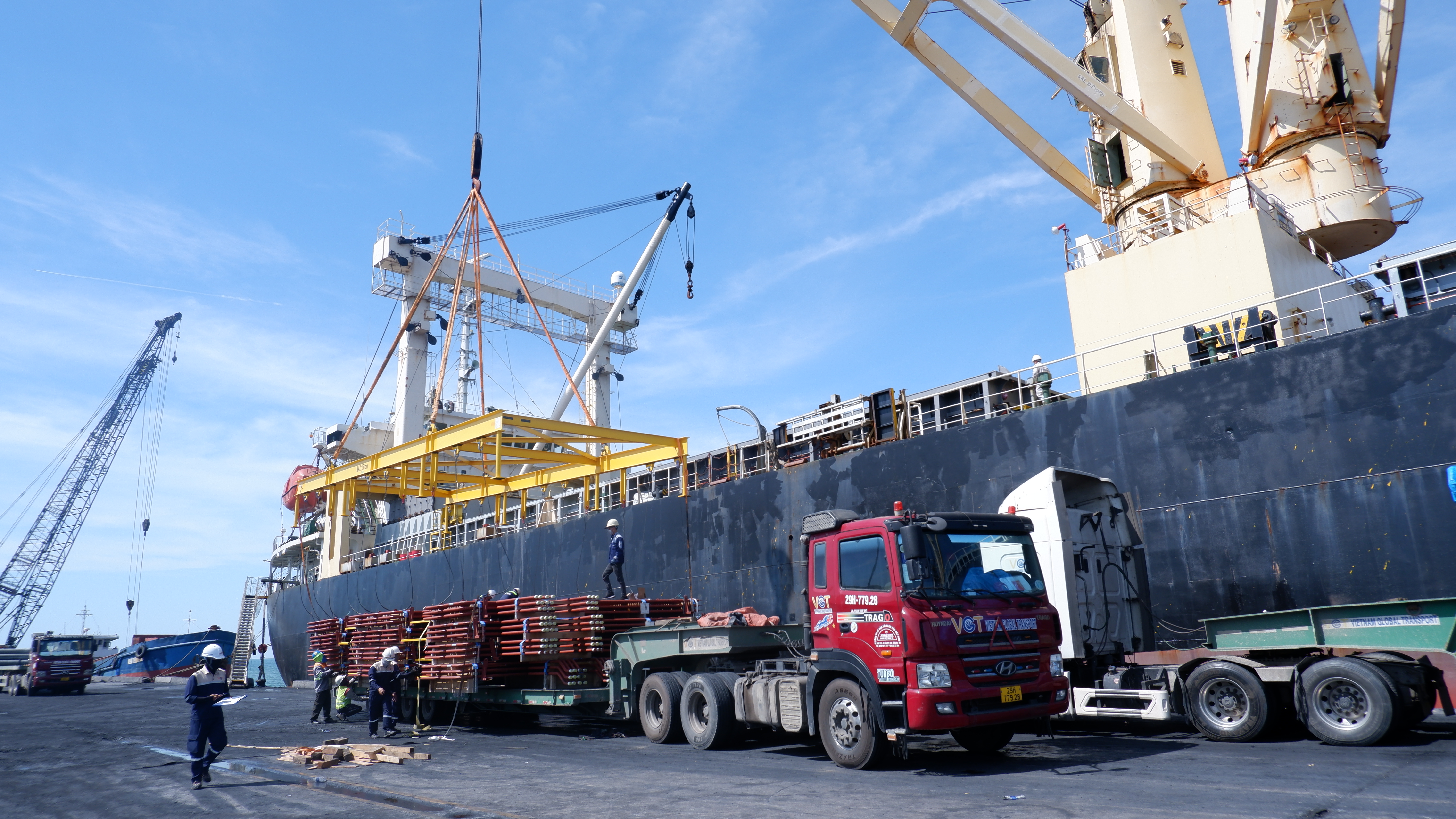 Tiếp nhận lô hàng thiết bị đầu tiên của Nhà máy Nhiệt điện Quảng Trạch 1