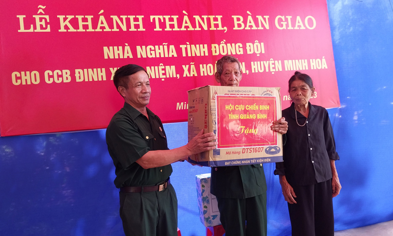 Bàn giao nhà "Nghĩa tình đồng đội" cho cựu chiến binh có hoàn cảnh khó khăn