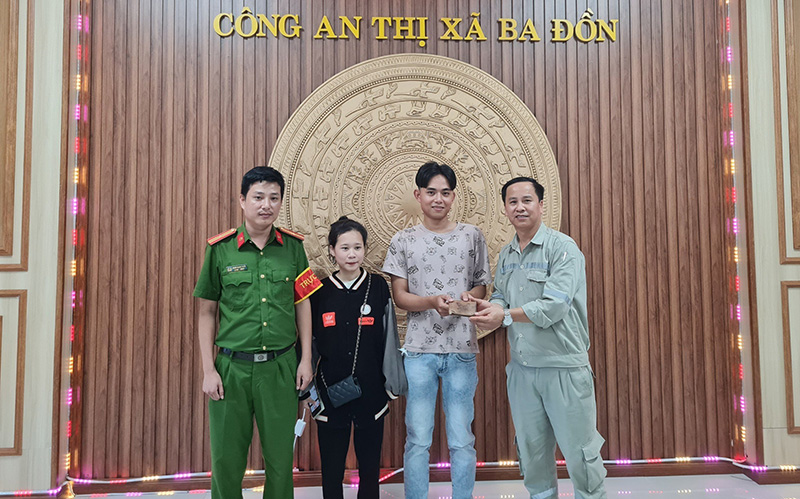 Công an TX. Ba Đồn: Trao trả tài sản cho người đánh rơi