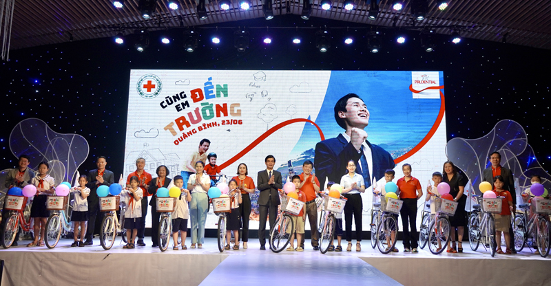 Trao tặng xe đạp cho học sinh vượt khó học giỏi