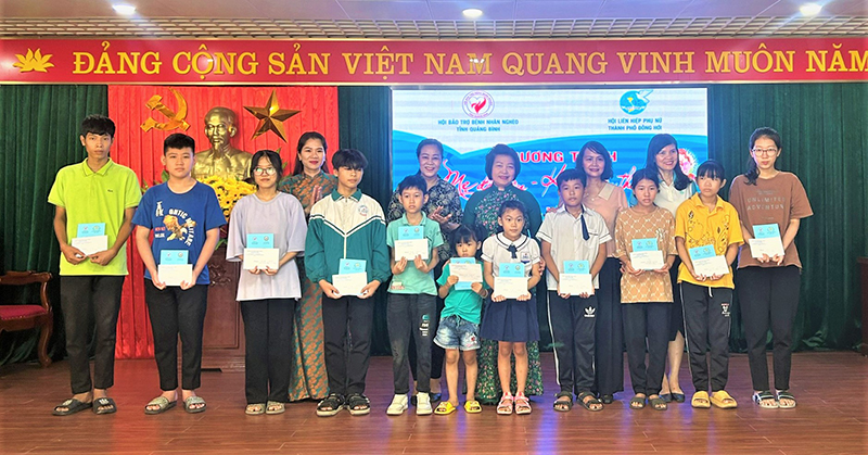 Trao tiền hỗ trợ cho trẻ mồ côi ở TP. Đồng Hới