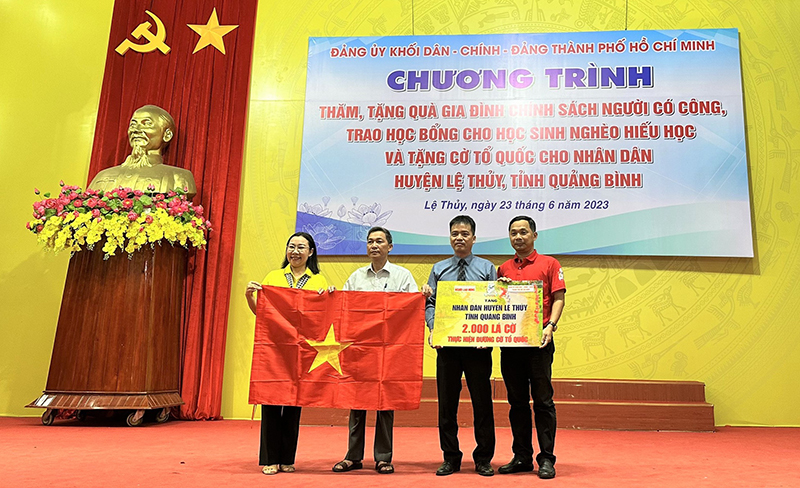 Báo Người Lao Động trao tặng cờ Tổ quốc, học bổng tại huyện Lệ Thủy