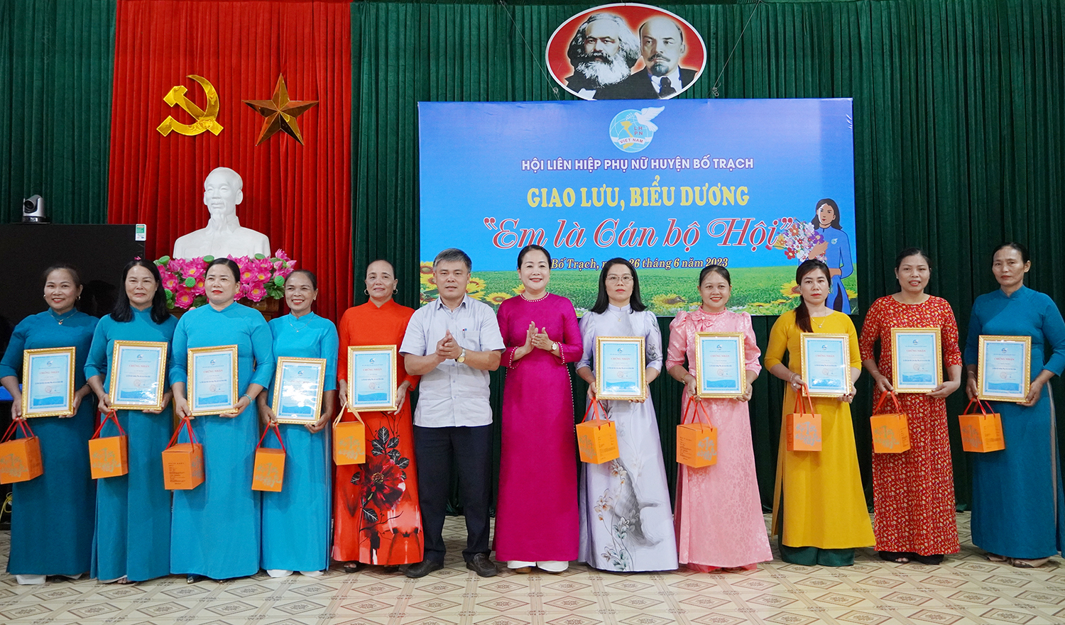 Hội LHPN huyện Bố Trạch: Tuyên dương 30 cán bộ hội cơ sở tiêu biểu năm 2023