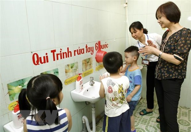 Bệnh tay chân miệng ở người lớn và ở trẻ em khác nhau thế nào?