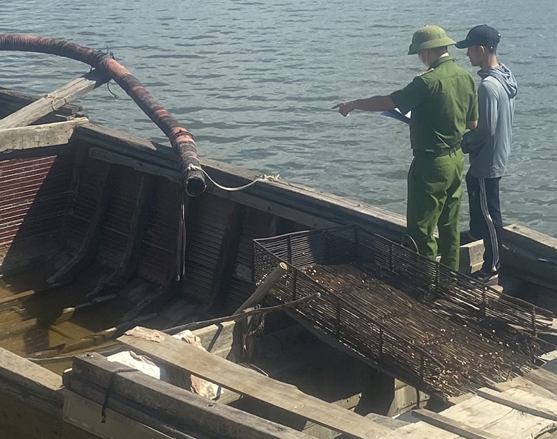 Công an xã Hàm Ninh bắt thuyền vận chuyển 15 mét khối cát không rõ nguồn gốc