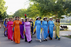 Hơn 500 hội viên phụ nữ diễu hành "Áo dài trên quê hương di sản"