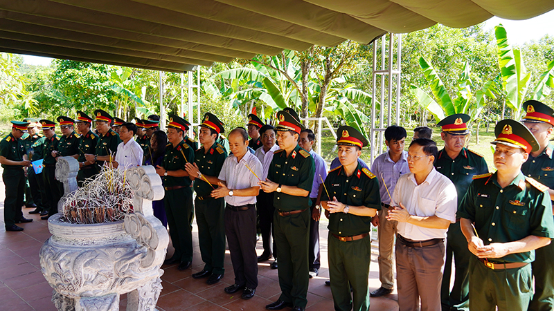Dâng hương tưởng niệm 13 liệt sĩ Trạm Thông tin A69