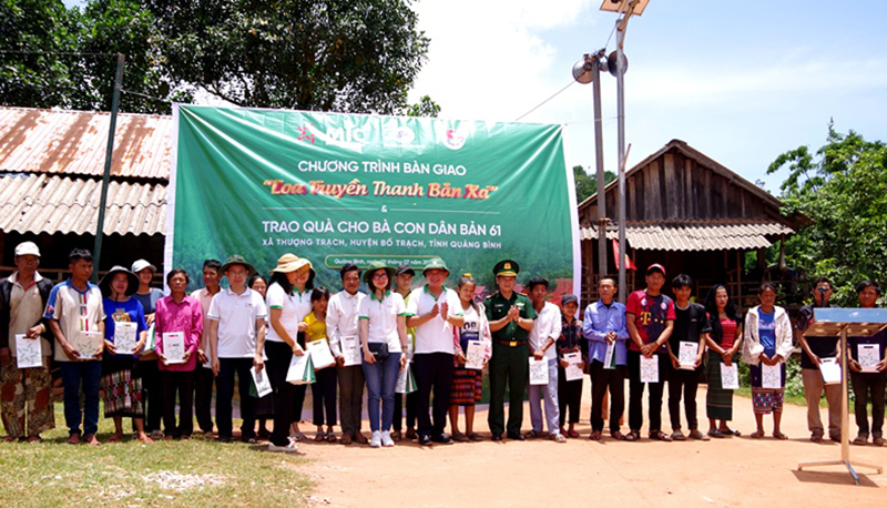 Bàn giao mô hình "Truyền thanh bản xa" cho đồng bào Ma Coong