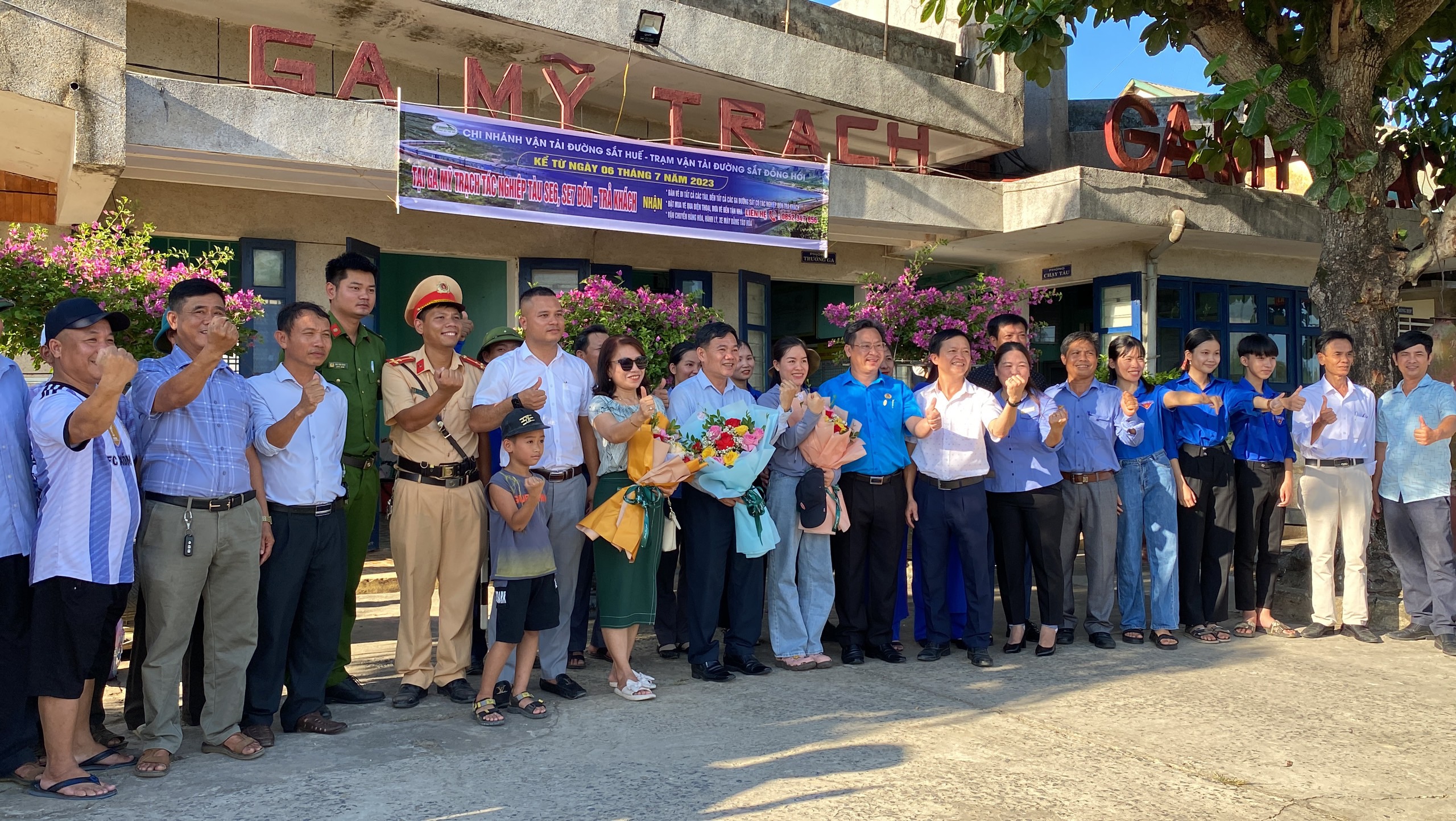 Đón những hành khách đầu tiên xuống ga Mỹ Trạch