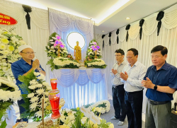 Lãnh đạo tỉnh viếng nhà thơ Lâm Thị Mỹ Dạ