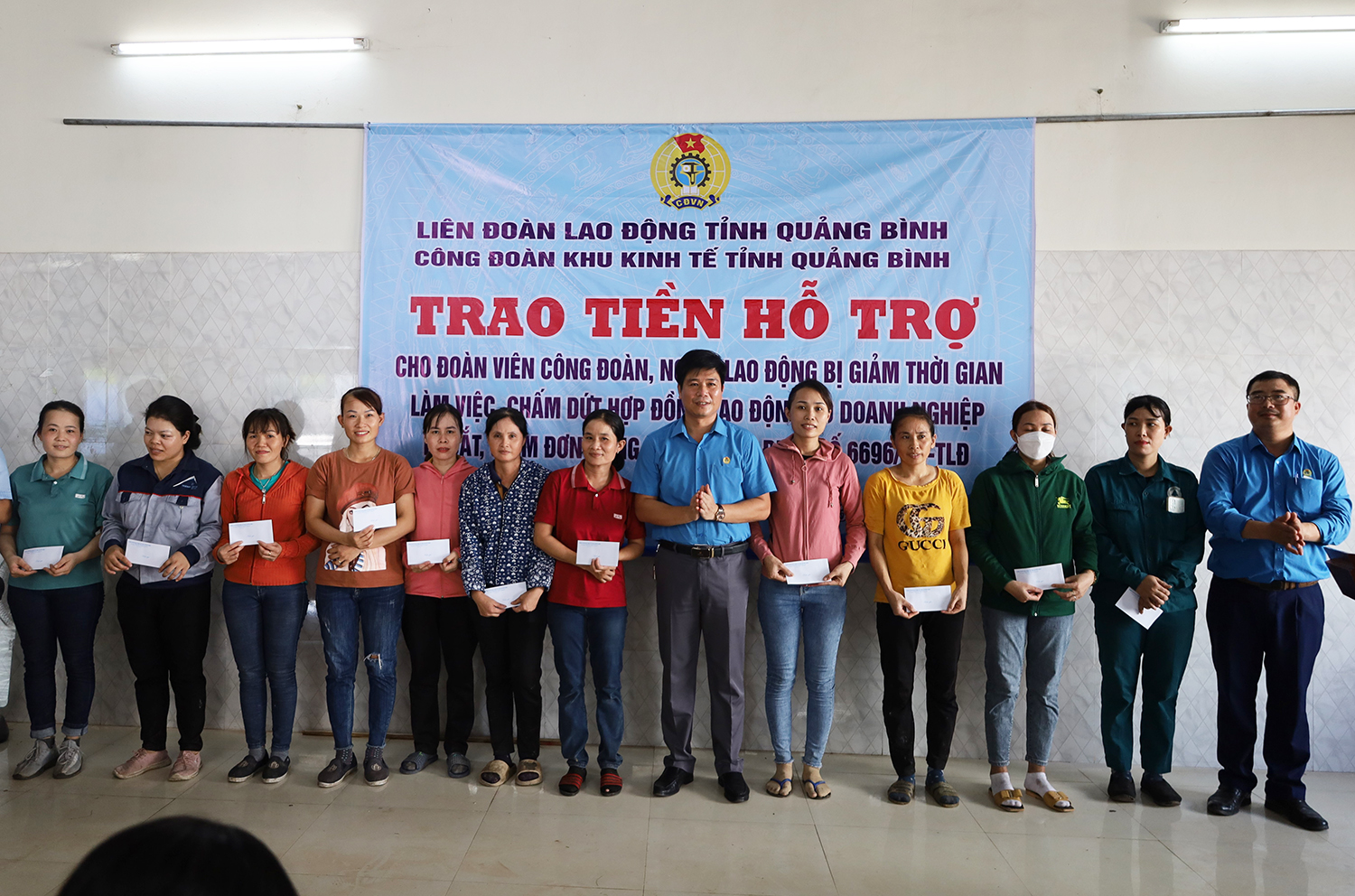 Trao hỗ trợ đoàn viên, người lao động bị chấm dứt hợp đồng lao động