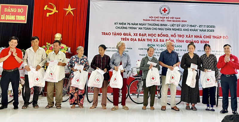 Tặng quà cho gia đình chính sách, ngư dân nghèo TX. Ba Đồn